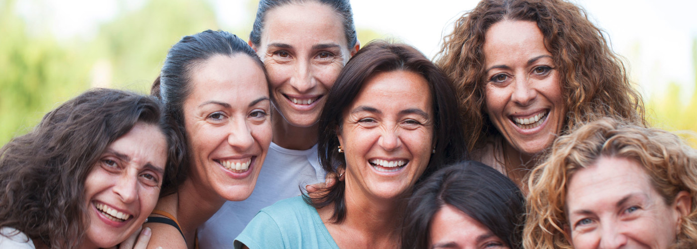 Eine Gruppe von lachenden Frauen in sommerlicher Kleidung