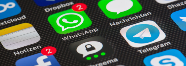 Smartphone-Bildschirm mit App-Symbolen, einige mit Benachrichtigungen.