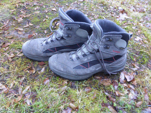 Ein paar Wanderschuhe auf einer Wiese