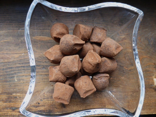 Schokoladenstücke in einer Glasschale